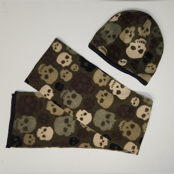 Hat and 2 Scarves - Green Camo Skulls and Green Camo - Boys OS - Picture 1 of 4